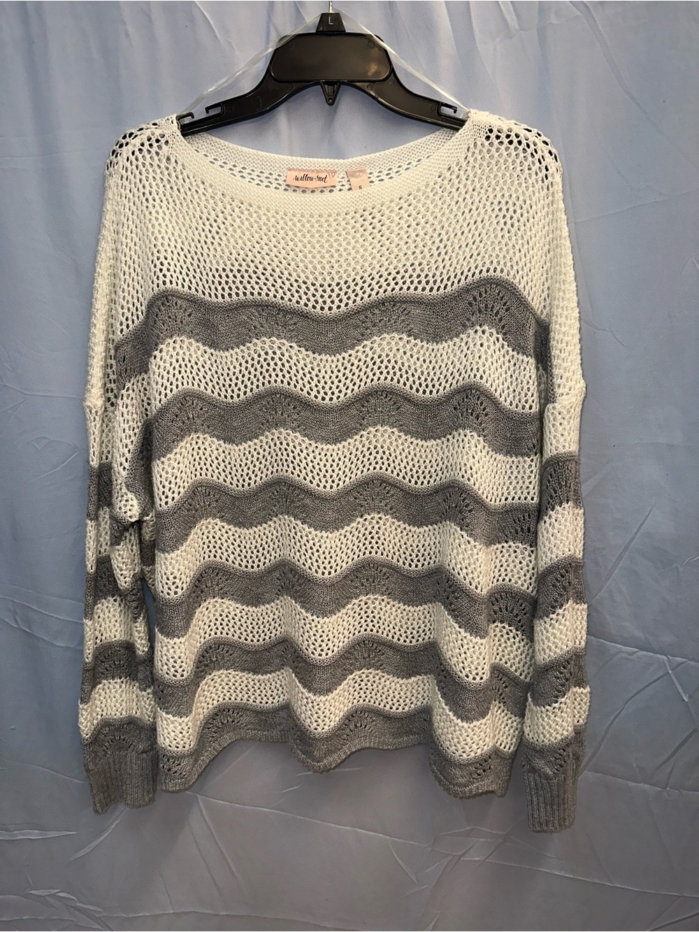 Open-Knit Wave-Stripe Crewneck Sweater in White and Gray